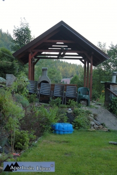 Garden Apartment Lipno mit einem Pavillon beim Wald.